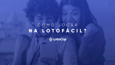 Texto com a escrita 'Como Jogar na Lotofácil' junto ao logo do LottoCap. Ao fundo, uma imagem com filtro azul de um casal feliz olhando para o celular.