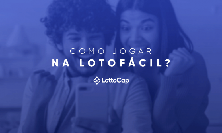 Texto com a escrita 'Como Jogar na Lotofácil' junto ao logo do LottoCap. Ao fundo, uma imagem com filtro azul de um casal feliz olhando para o celular.