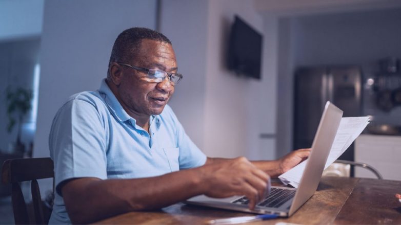 Homem jogando um jogo no seu computador