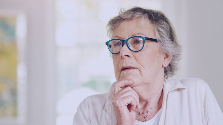 Declarar prêmio de loteria: Foto de uma mulher idosa parecendo pensativa em casa