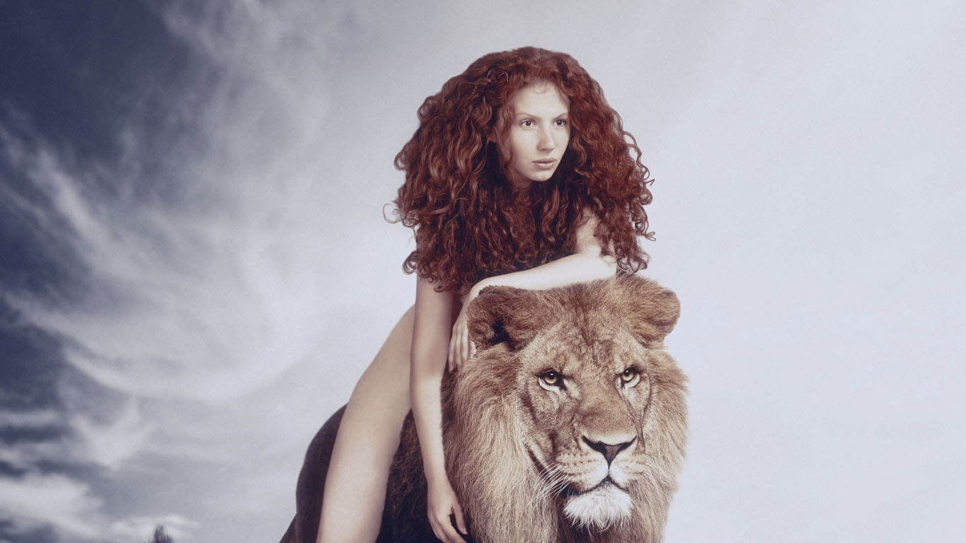 mulher sem roupas montada em um leão
