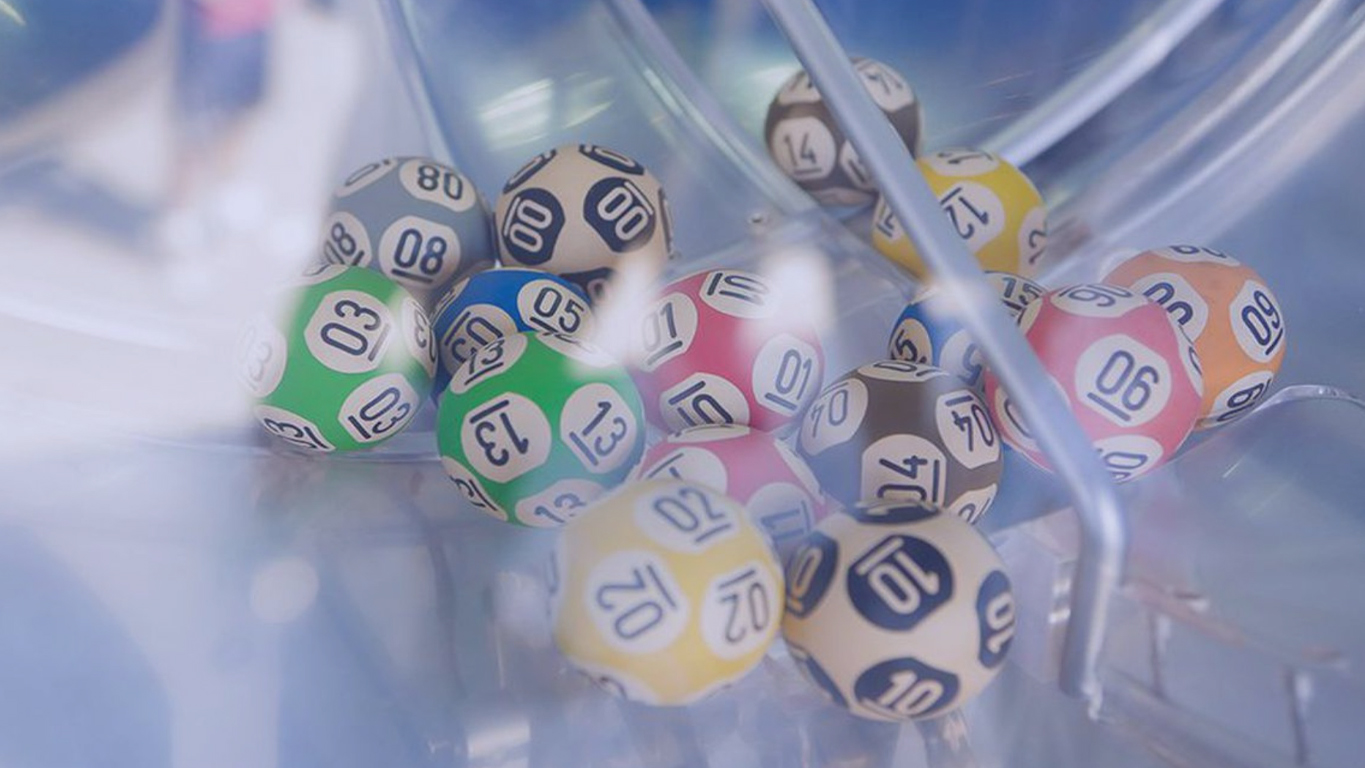 Números de loteria em um globo transparente