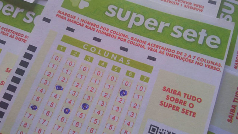 Aposta em um cartão da loteria super sete com números rabiscados