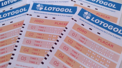 Vários cartões da loteria lotogol em cima de uma mesa