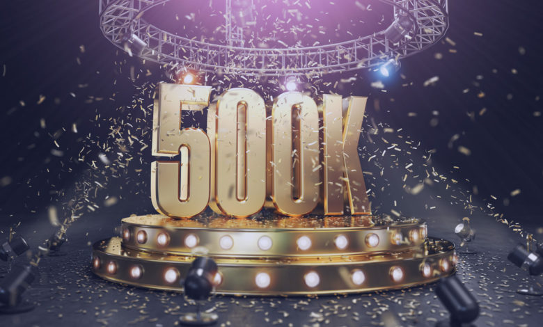 Como ganhar 500 mil reais: Celebração de 500 mil seguidores. Número 1M no palco com holofotes e confetes. Ilustração 3D