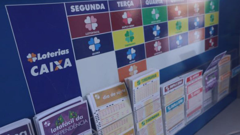 Local no interior de uma lotérica com cartões de loterias na parede