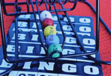 Gaiola de bingo e cartas de jogar