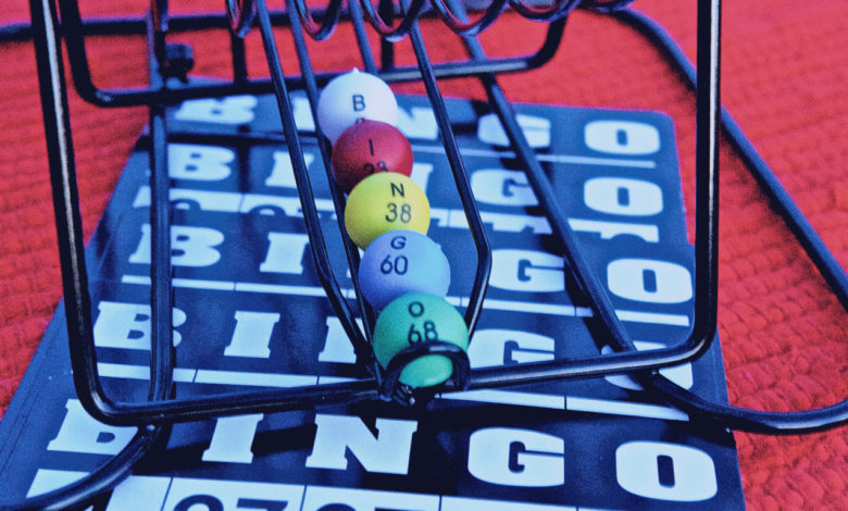 Gaiola de bingo e cartas de jogar