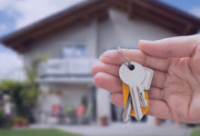 Como comprar sua casa própria: Close-up da pessoa com a mão segurando a chave da casa