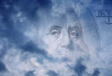 Sonhar com dinheiro falso: Nota de dólar ao fundo da imagem de uma nuvem