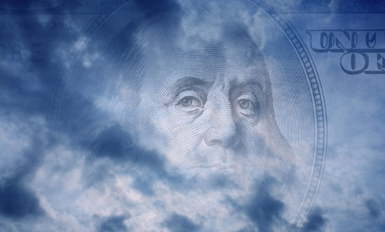 Sonhar com dinheiro falso: Nota de dólar ao fundo da imagem de uma nuvem