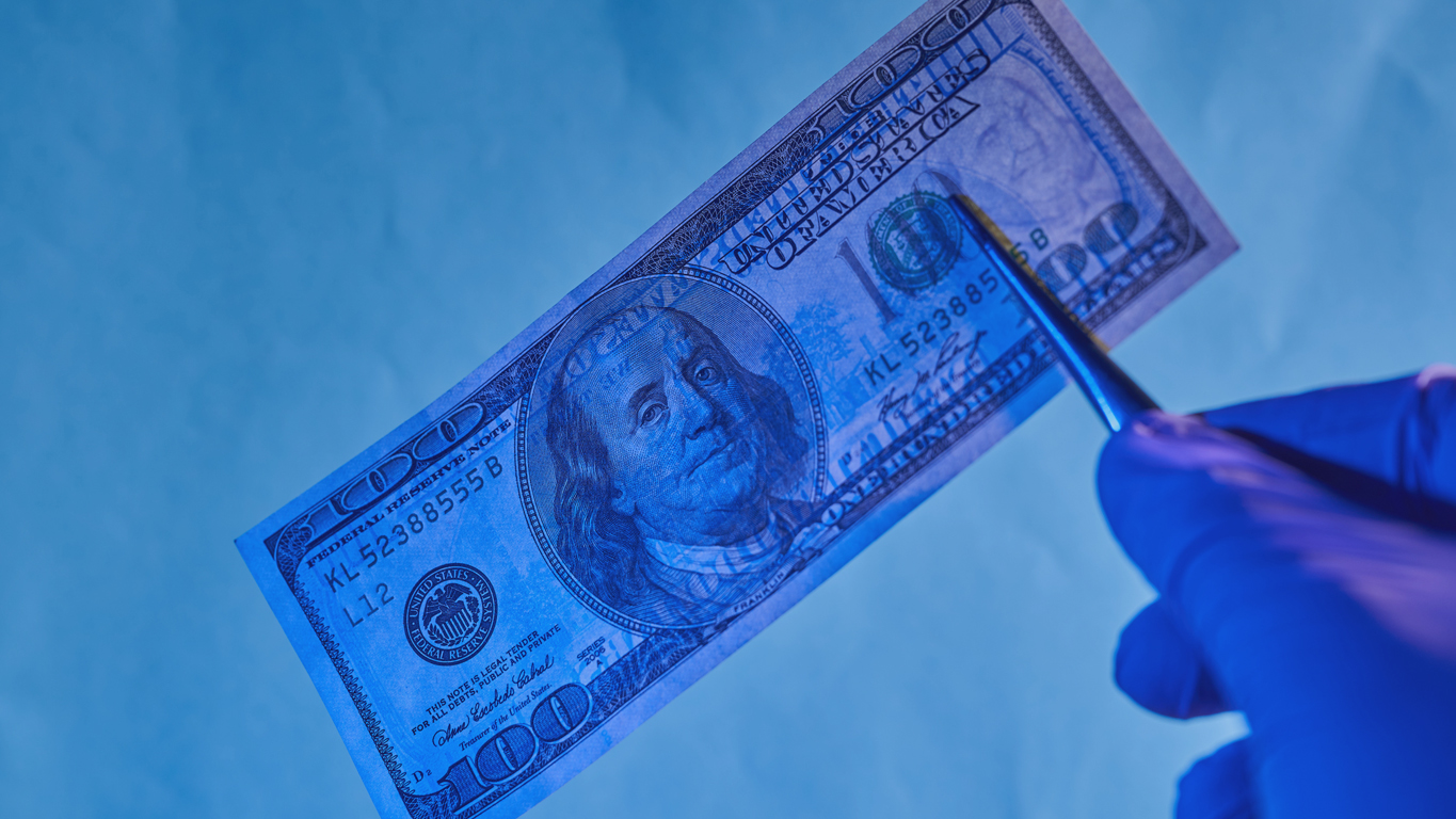 Sonhar com dinheiro falso: Nota de dólar em teste de veracidade
