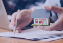 Comprar ou alugar um imóvel: Pessoa calculando os valores para alugar ou comprar uma casa