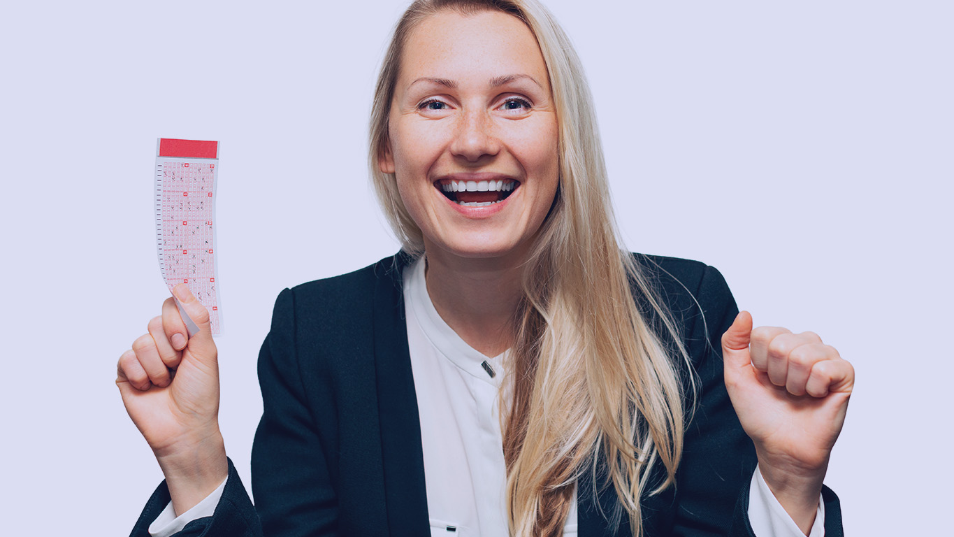 Mulher feliz com bilhete de loteria na mão em fundo branco