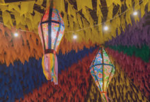 Bandeiras coloridas e balão decorativo para a festa de São João, que acontece em junho no nordeste do Brasil.