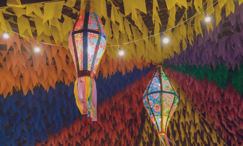 Bandeiras coloridas e balão decorativo para a festa de São João, que acontece em junho no nordeste do Brasil.