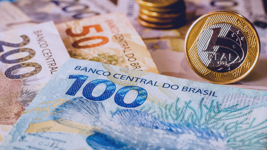 jogos-online-das-loterias-notas-e-moedas-brasileiras-em-cima-de-uma-mesa