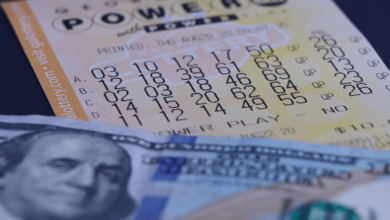 As loterias dos Estados Unidos: Close-up de 100 dólares e bilhete de loteria para Powerball na Geórgia, EUA.