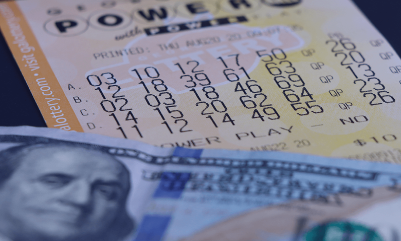 As loterias dos Estados Unidos: Close-up de 100 dólares e bilhete de loteria para Powerball na Geórgia, EUA.