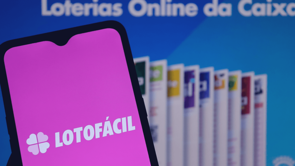 Como ganhar na Lotofácil fazendo simpatia: Logotipo da loteria Lotofácil na tela do smartphone da Loterias Caixa. loteria brasileira