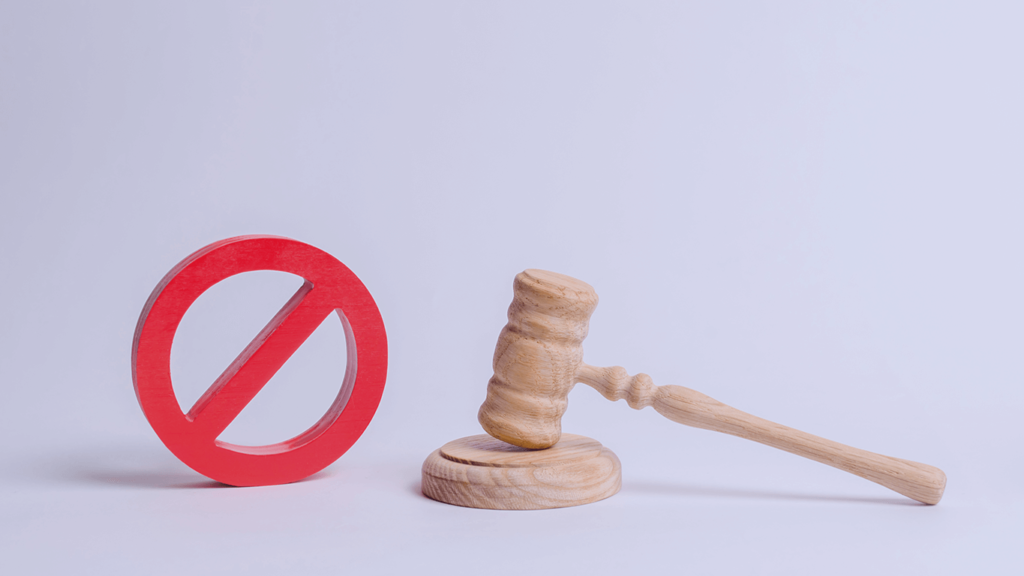 O martelo do juiz e nenhum símbolo. O conceito de proibir e leis restritivas. Proibições e criminalização, repressão, cerceamento das liberdades e direitos das pessoas e dos cidadãos.