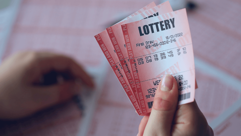 As loterias dos Estados Unidos: Preenchendo um bilhete de loteria. Uma jovem segura o bilhete de loteria com linha completa de números no fundo das folhas em branco da loteria. Conceito de jogo
