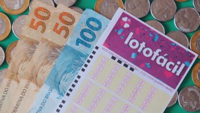 Como ganhar na lotofácil fazendo simpatia?: cédulas, moedas e bilhetes de loteria Caixa Lotofácil