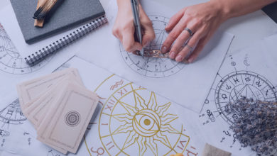 Ascendente em sagitário: astrologo fazendo previsao do destino nas cartas de tarô