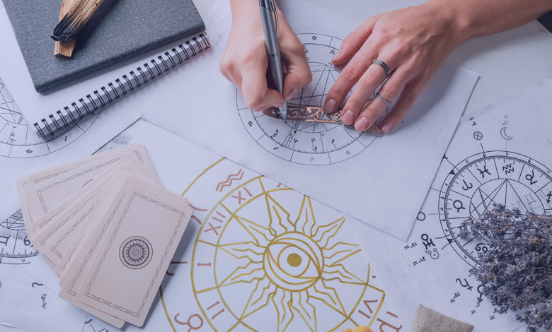 Ascendente em sagitário: astrologo fazendo previsao do destino nas cartas de tarô