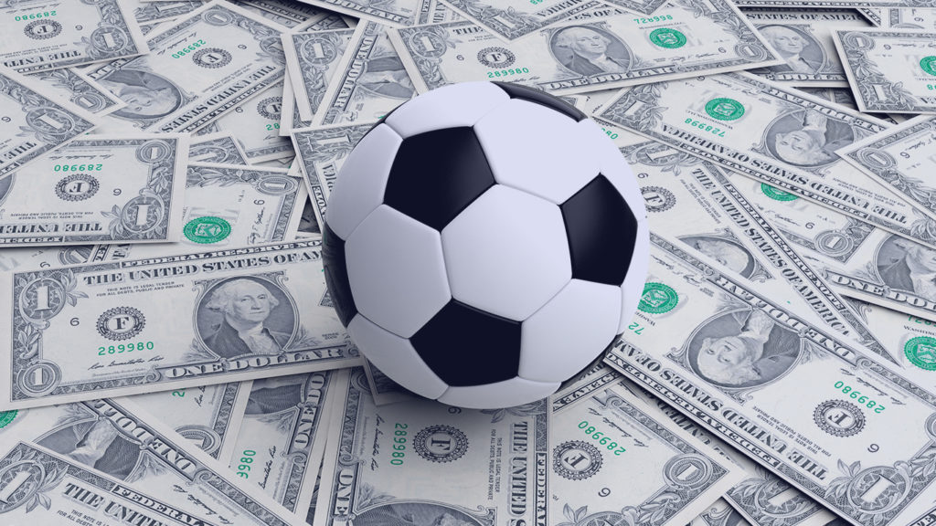 Pênalti da sorte: bola de futebol com fundo de notas de um dólar