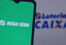 Como fazer simpatia para ganhar na mega sena:logotipo da loteria mega sena na tela do smartphone