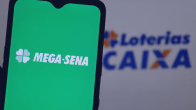 Como fazer simpatia para ganhar na mega sena:logotipo da loteria mega sena na tela do smartphone