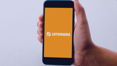 Simpatia para ganhar na Lotomania: mão segurando celular com a palavra lotomania escrita