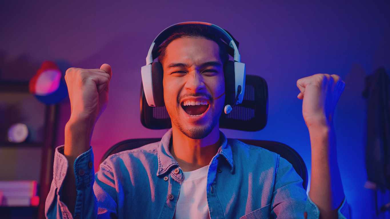 Jovem celebrando sozinho, usando headphones.