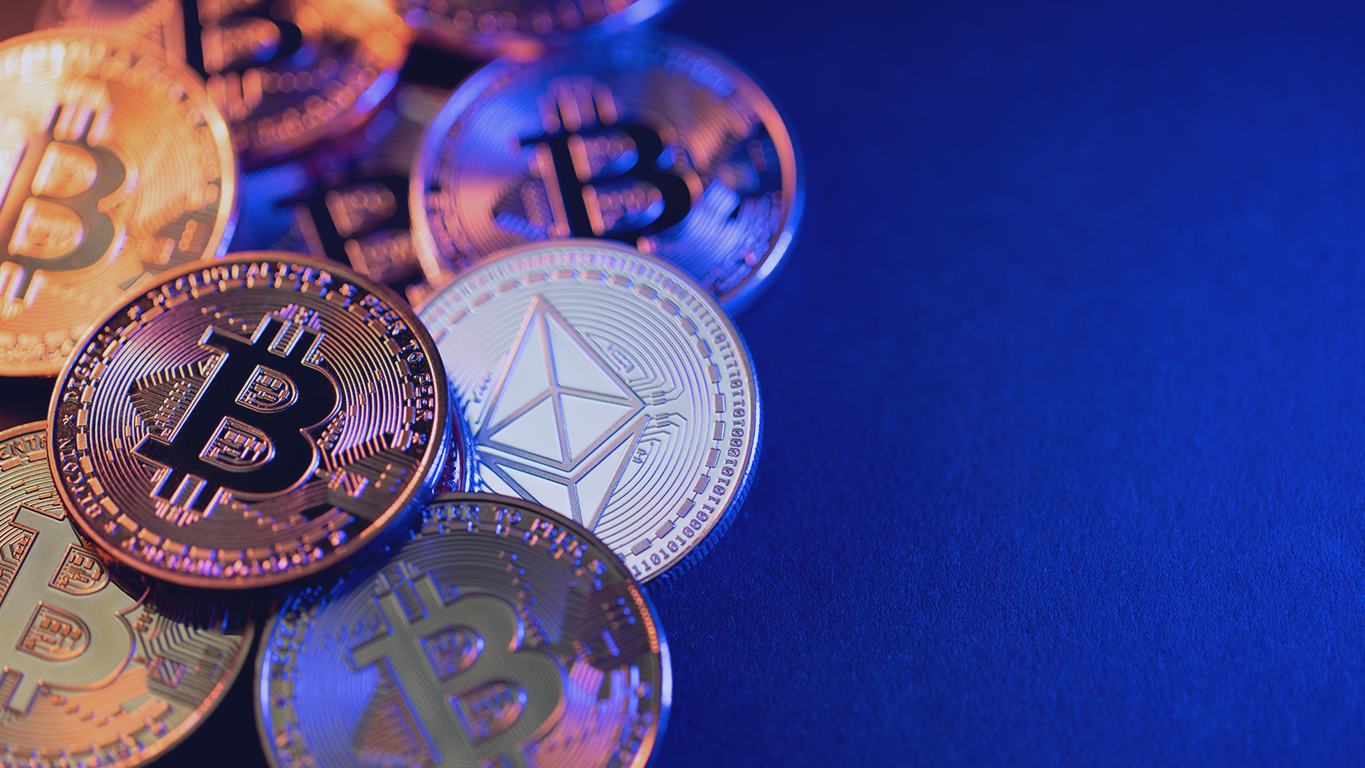 Imagem de moedas com o logo da Bitcoin.
