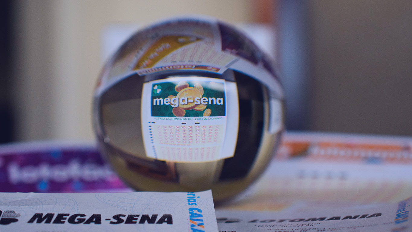 Bola com reflexo do logo da mega-sena.